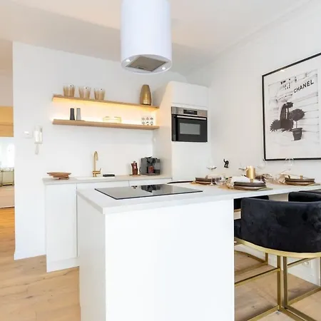 Apartment Stylish With Cosy Fireplace Near The Sea