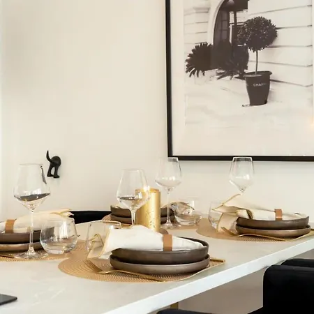 Stylish With Cosy Fireplace Near The Sea