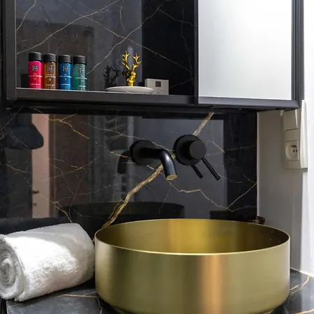 Stylish With Cosy Fireplace Near The Sea Apartment *